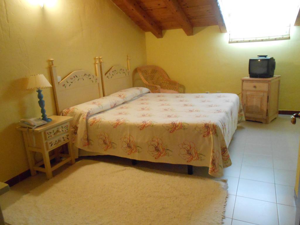 Hostal Burgos Torrecaballeros Quarto foto